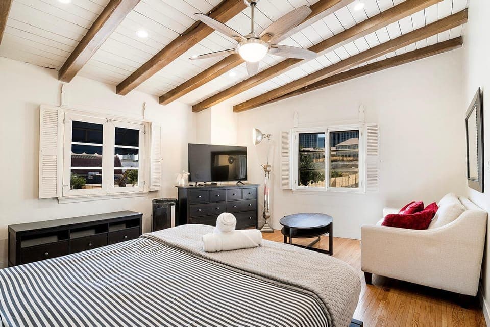 Cozy Beverly Hills Studio Near Shopping with Kitchen Apartment in Beverly Hills