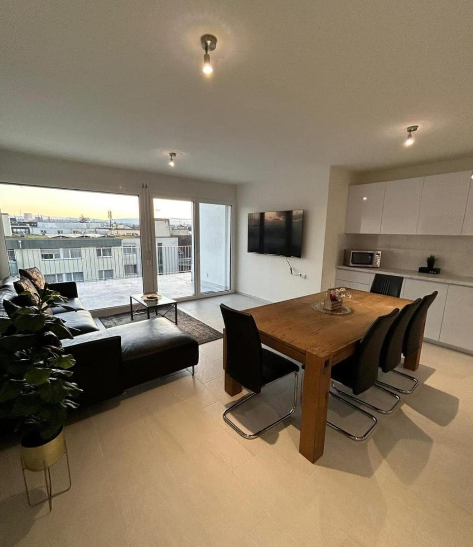 TV and multimedia, Kitchen or kitchenette, Living room, Seating area, Dining area