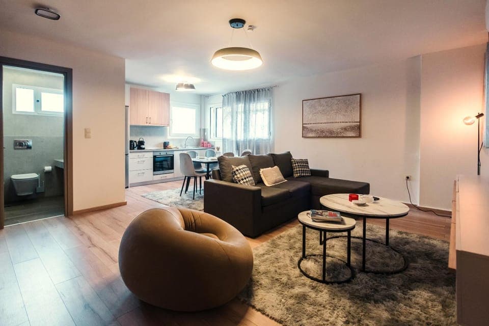 TV and multimedia, Kitchen or kitchenette, Living room, Seating area, Dining area