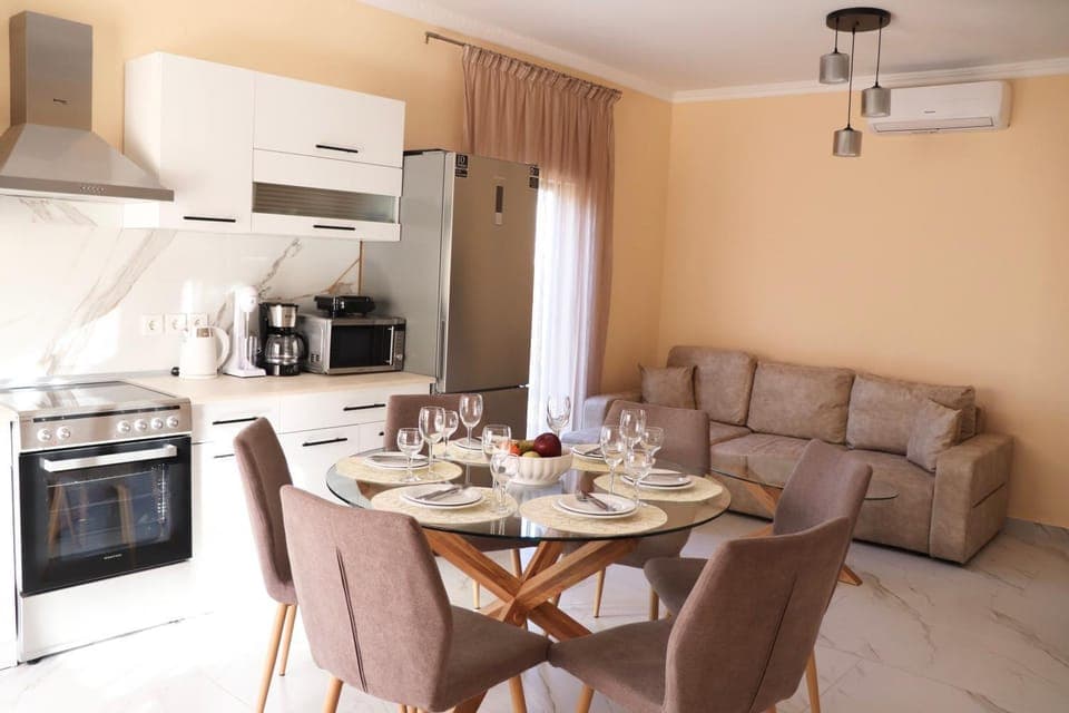 Kitchen or kitchenette, Living room, Seating area, Dining area