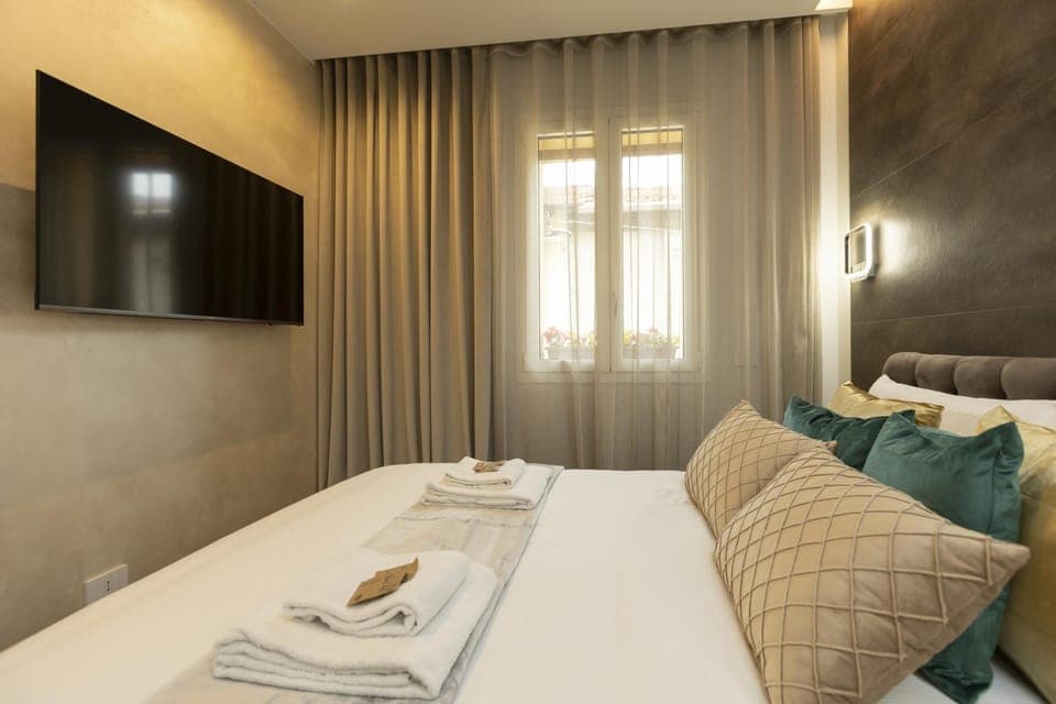 Bed, TV and multimedia, Photo of the whole room, Bedroom, towels