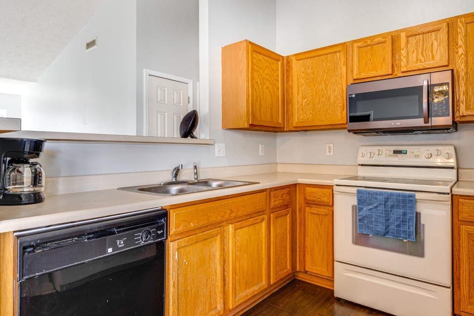 Quiet + Convenient! 2-Story Townhouse in NW Indy House in Pike Township