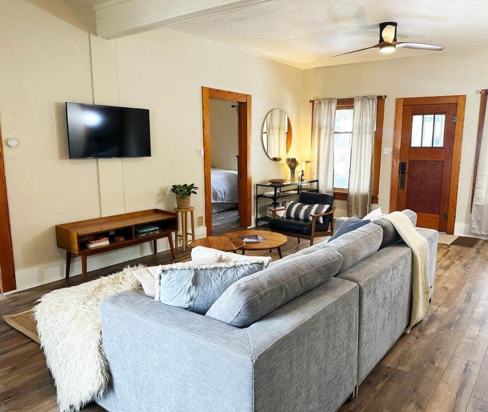 Communal lounge/ TV room, TV and multimedia, Living room, Photo of the whole room, Seating area