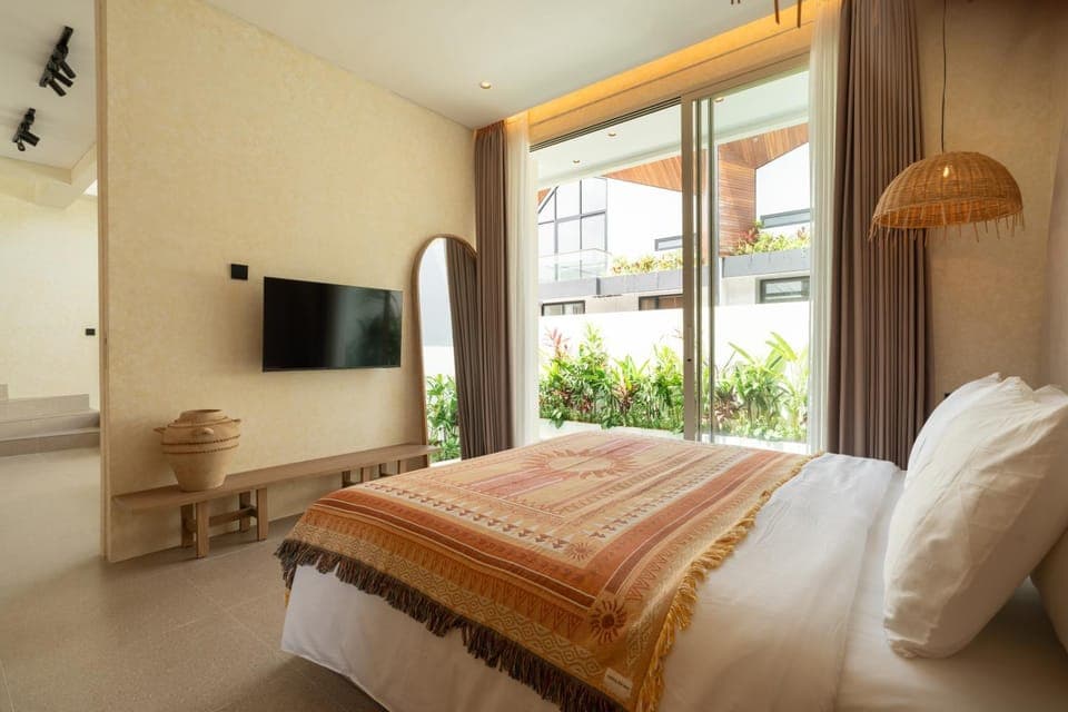 Bed, TV and multimedia, Bedroom