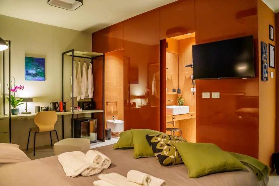 Photo of the whole room, Bedroom, air conditioner