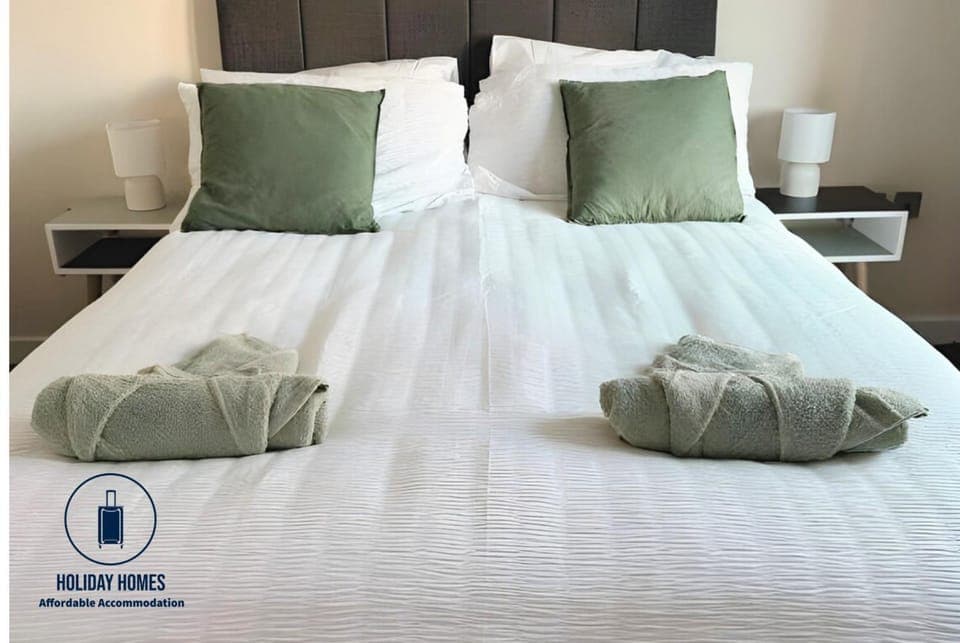 Bed, Bedroom, towels