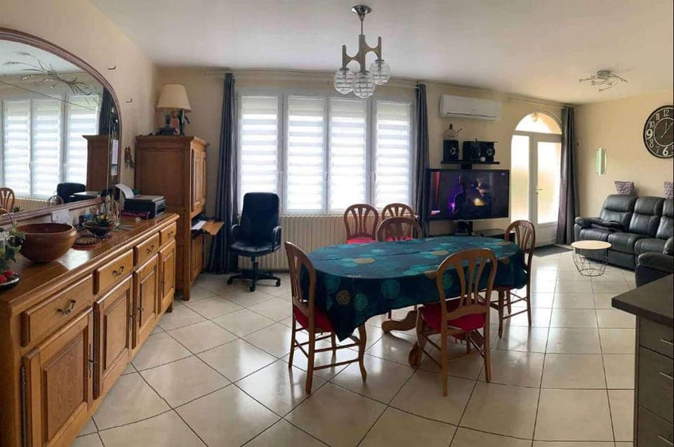 TV and multimedia, Seating area, Dining area