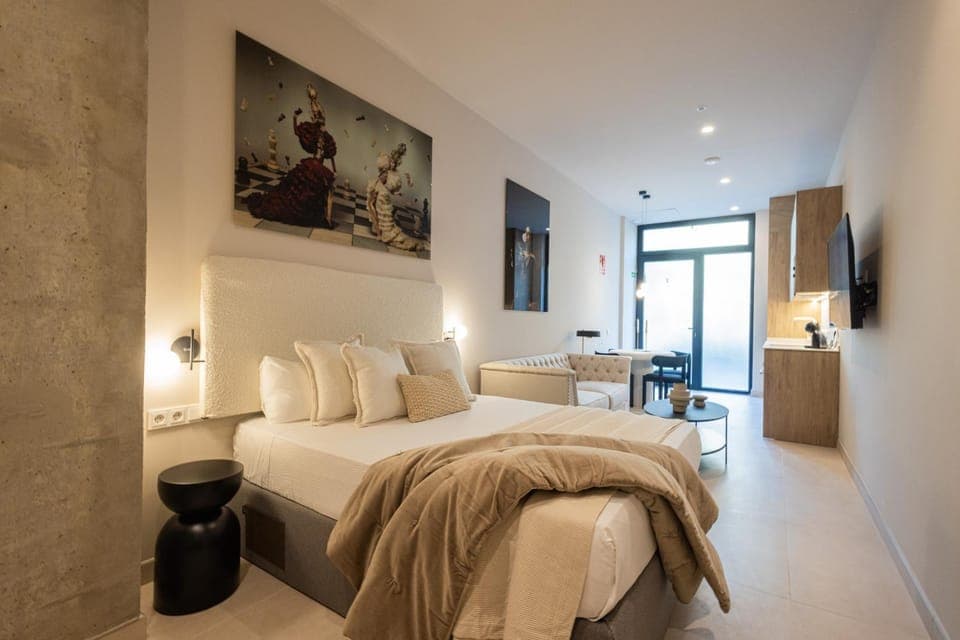 Bed, TV and multimedia, Living room, Photo of the whole room, Bedroom, towels
