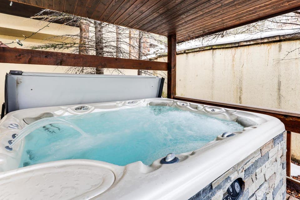 3 Mi to Vail Village: Classic Estate w/ Hot Tub! House in Vail