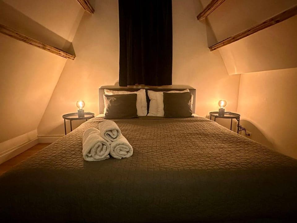 Bed, Bedroom, towels