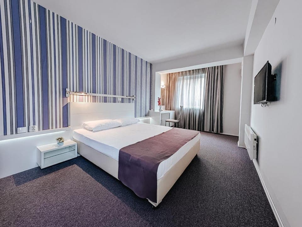 Communal lounge/ TV room, Bed, Photo of the whole room, Bedroom