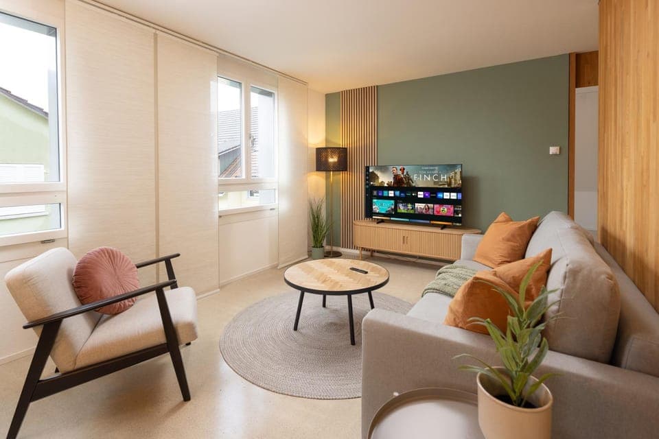 Communal lounge/ TV room, Game Room, TV and multimedia, Living room, Other, Photo of the whole room, Decorative detail, Seating area, Evening entertainment, Bedroom, City view, Area and facilities, children, young children, older children, group of guests, Family, furniture, heating, internet