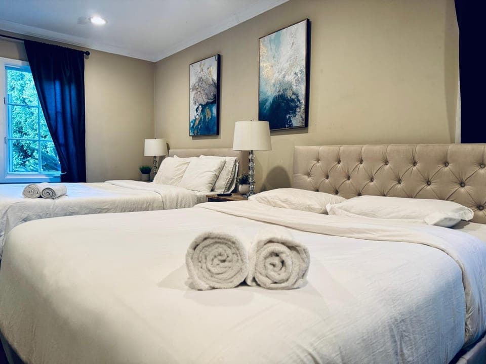 Bed, Photo of the whole room, Bedroom