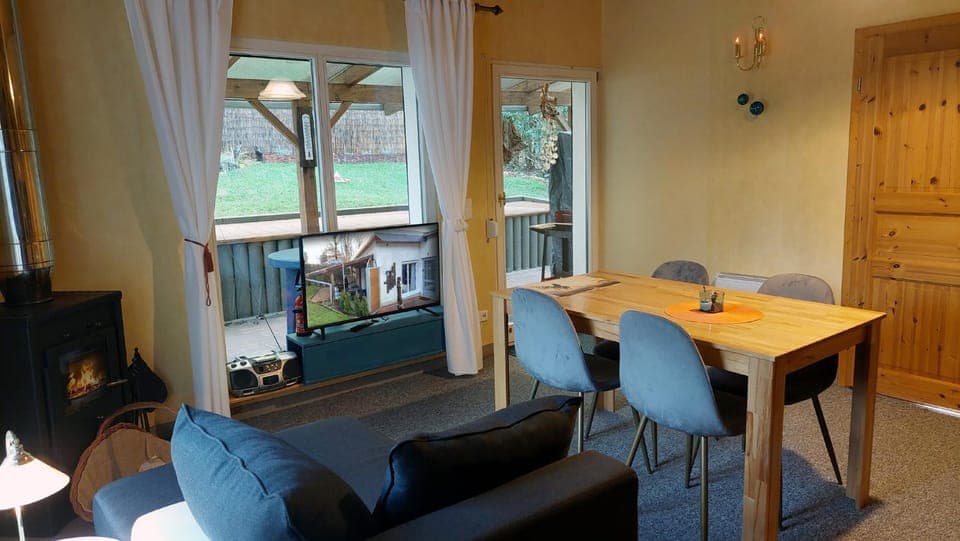 TV and multimedia, Seating area, Dining area, flat iron, kitchen