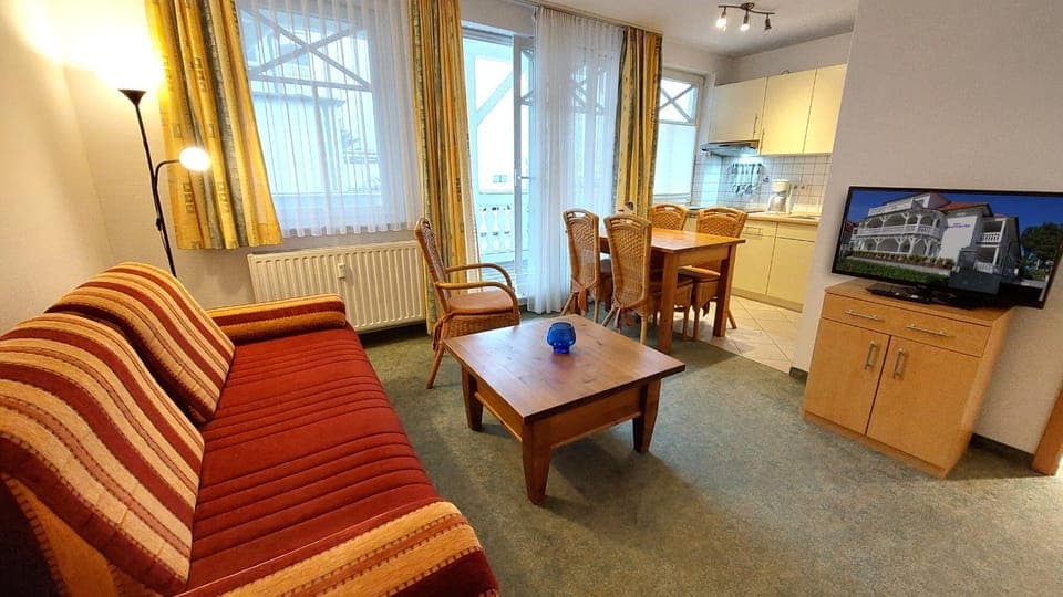 TV and multimedia, Living room, Seating area, Dining area