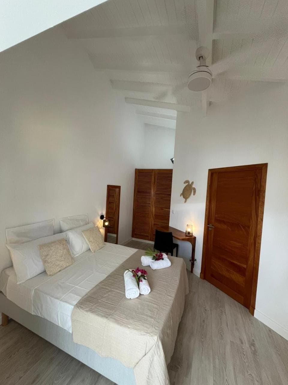 Bed, Night, Photo of the whole room, Seating area, Bedroom