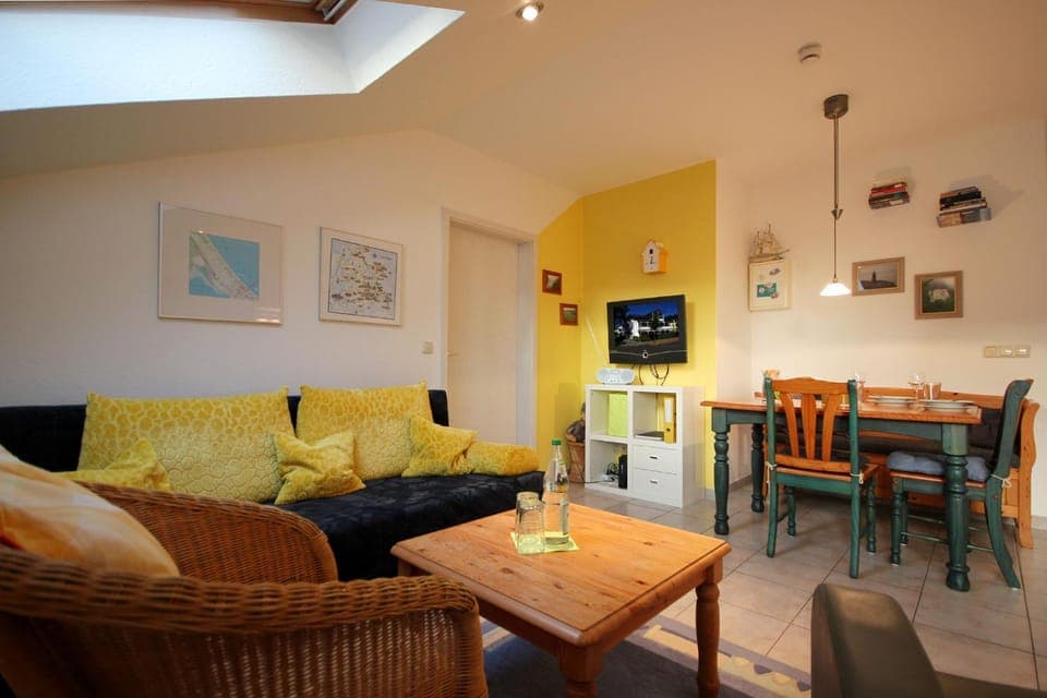 TV and multimedia, Living room, Seating area, Dining area