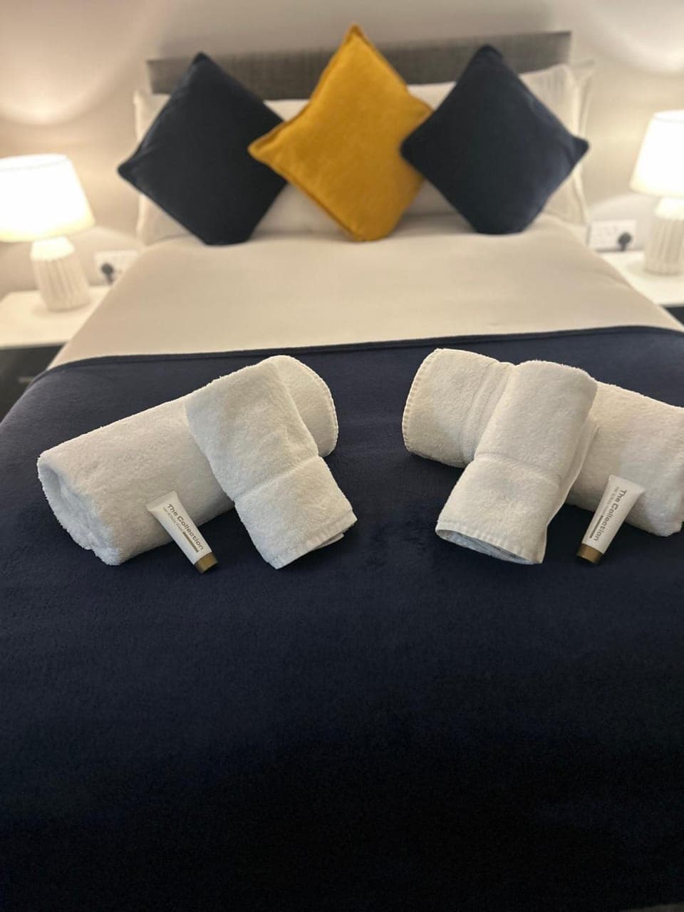 Bed, Bedroom, towels