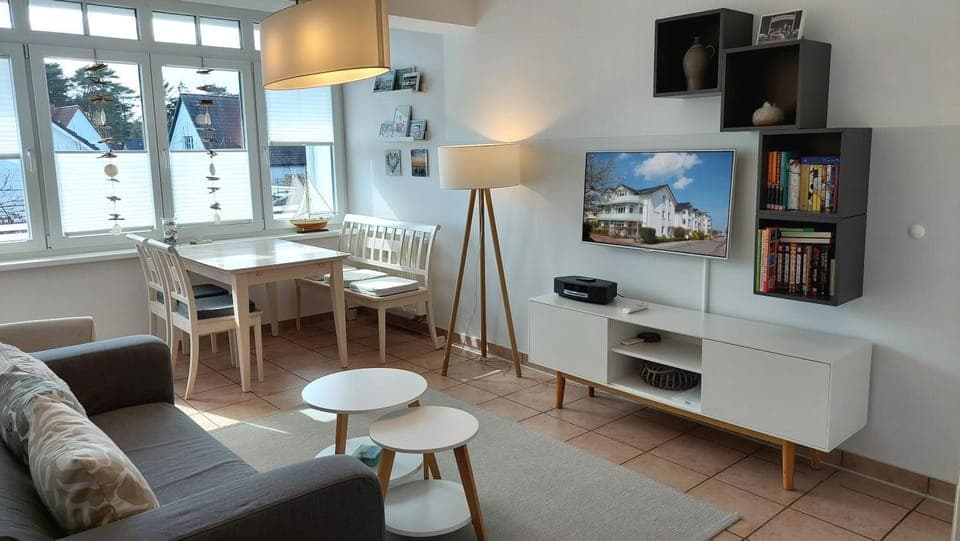 TV and multimedia, Living room, Seating area, Dining area