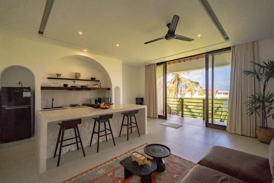 Kitchen or kitchenette, Living room, Seating area, Dining area