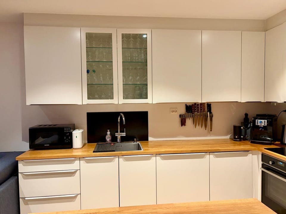 Coffee/tea facilities, Kitchen or kitchenette, dishwasher, internet, microwave, oven, stove