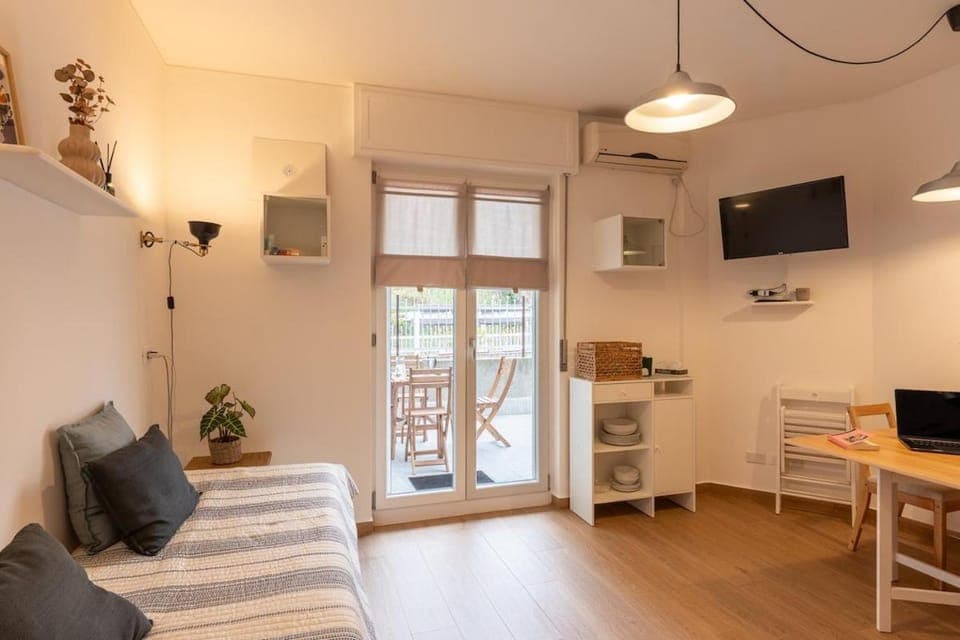 TV and multimedia, Kitchen or kitchenette, Living room, Seating area, Dining area