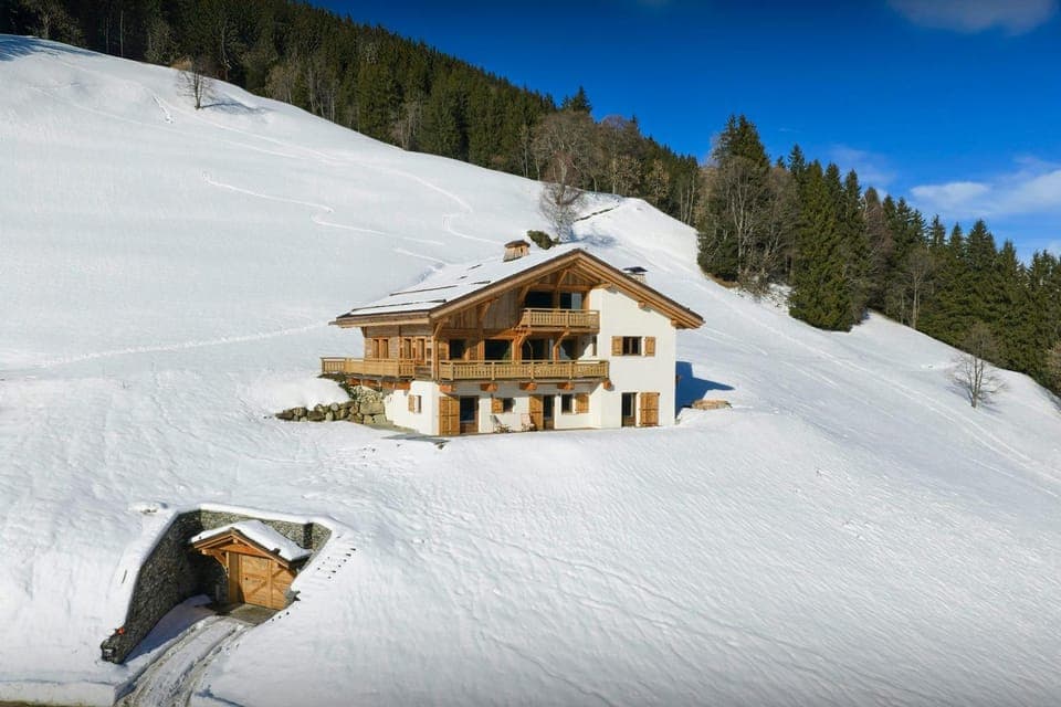 Property building, Day, Natural landscape, Winter, Mountain view
