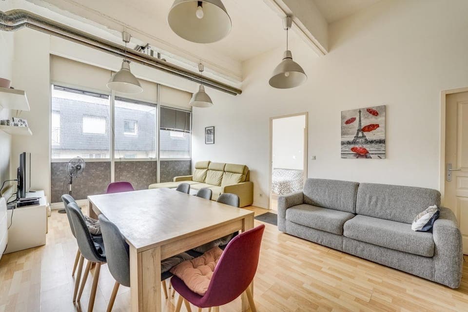 Kitchen or kitchenette, Living room, Seating area, Dining area