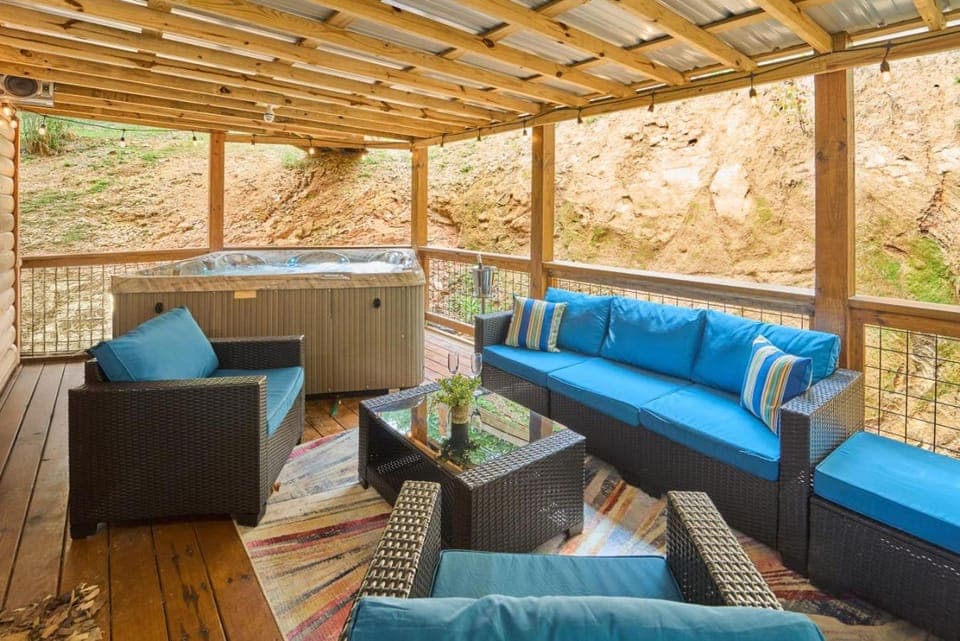 Mountain Bliss Hot Tub Billiards Outdoor Bar House in Pigeon Forge