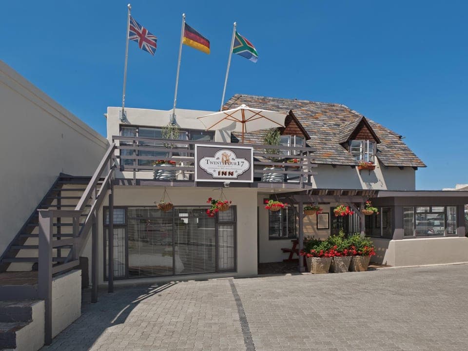 Property building, Nearby landmark, Facade/entrance, Neighbourhood, Balcony/Terrace