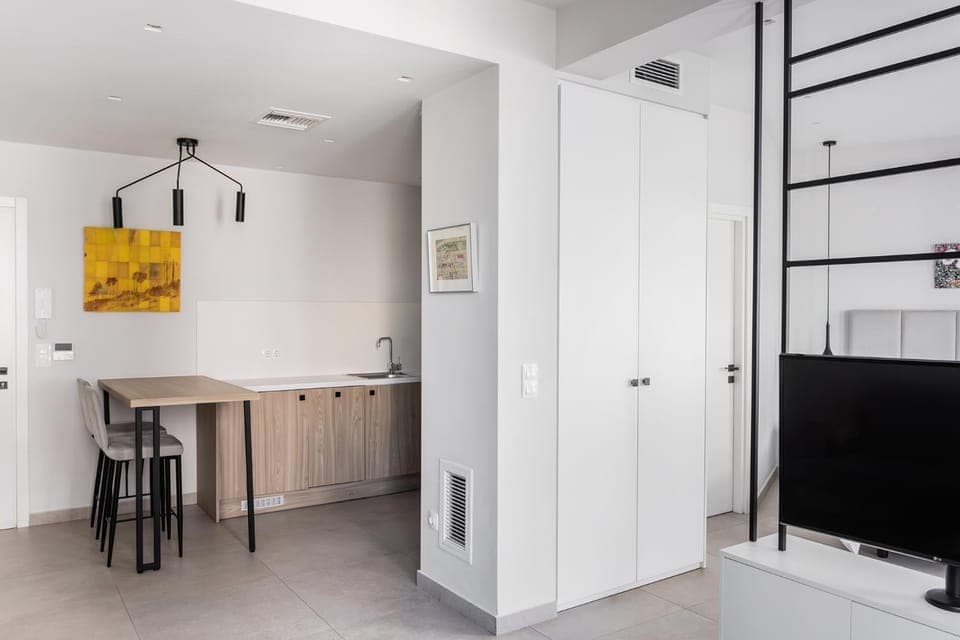 Kitchen or kitchenette, Dining area