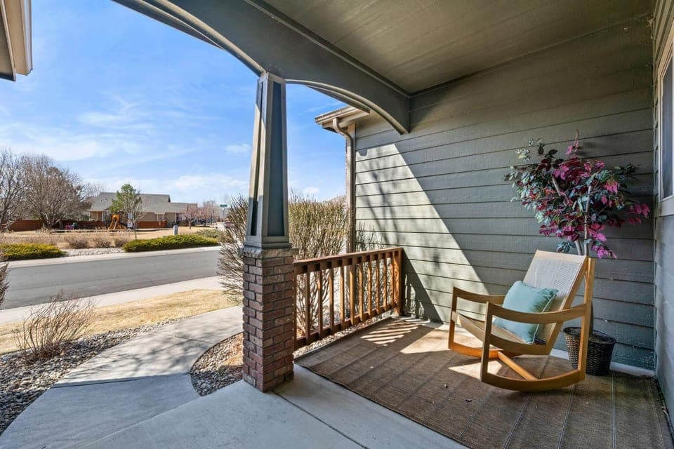 Patio, Day, Neighbourhood, Seating area, Quiet street view