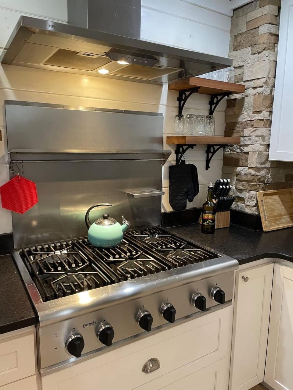 Riverfront farmhouse Walking distance to awesome House in Townsend