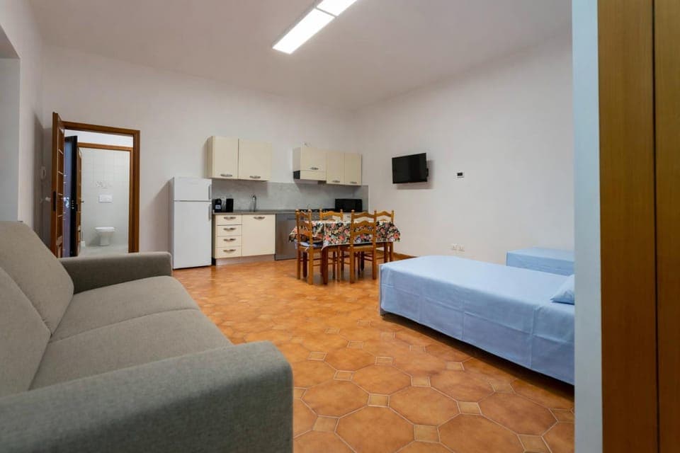 TV and multimedia, Kitchen or kitchenette, Living room, Seating area, Dining area, stove