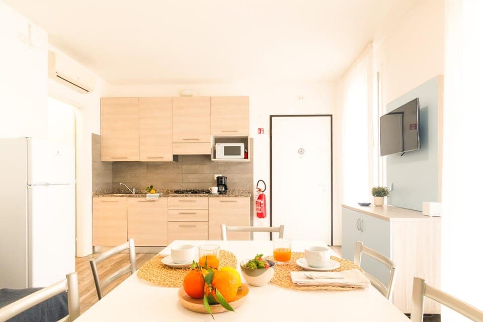 TV and multimedia, Kitchen or kitchenette, Dining area, stove