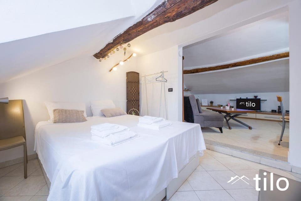 Bed, Bedroom, towels