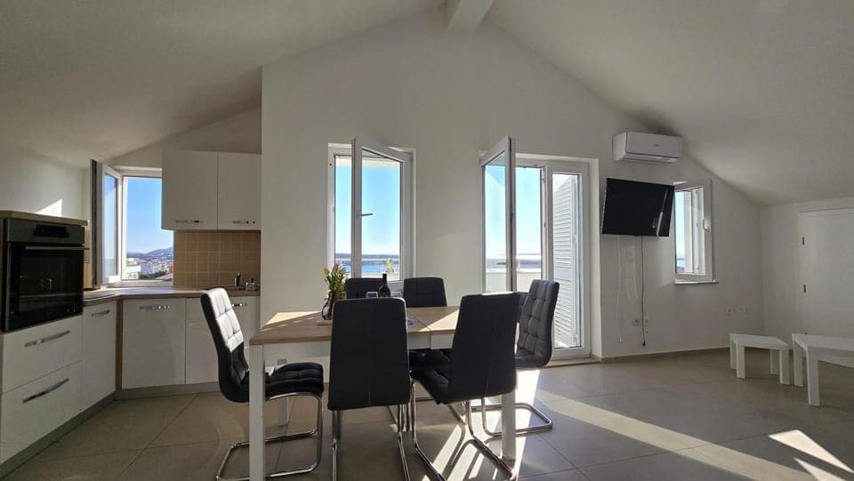 Seating area, Dining area
