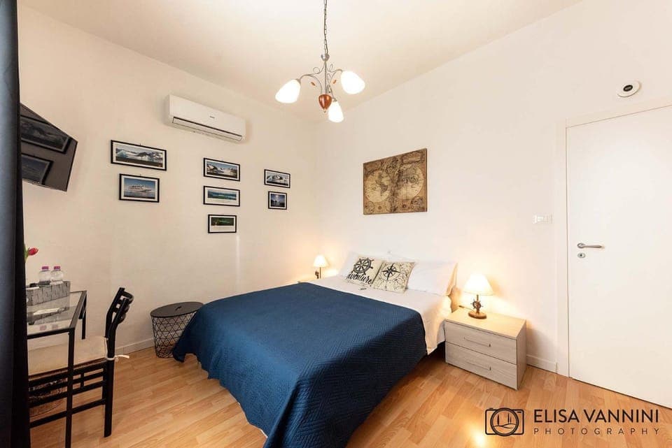Bed, TV and multimedia, Seating area, Bedroom, air conditioner