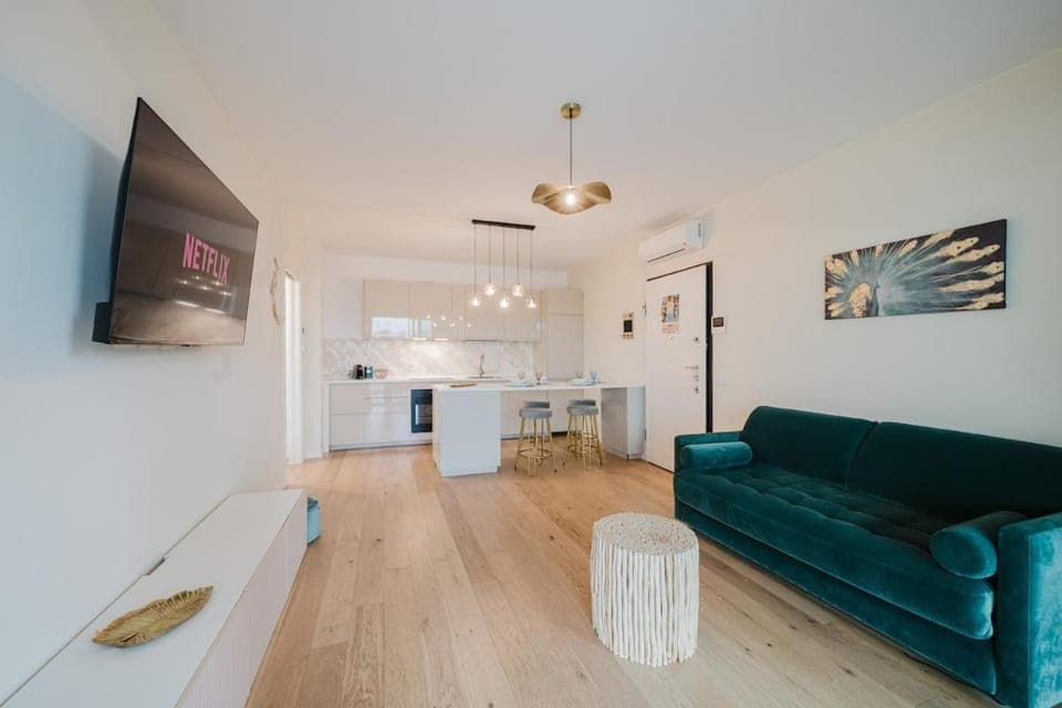 TV and multimedia, Kitchen or kitchenette, Living room, Seating area, Dining area, oven, stove