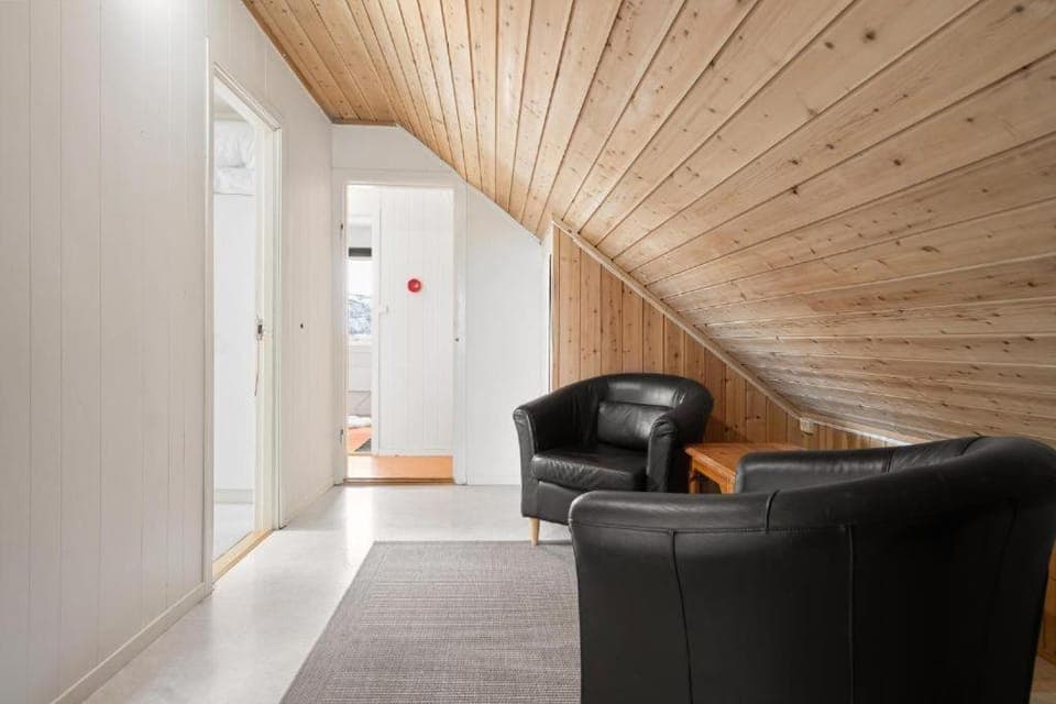 Seating area, Area and facilities