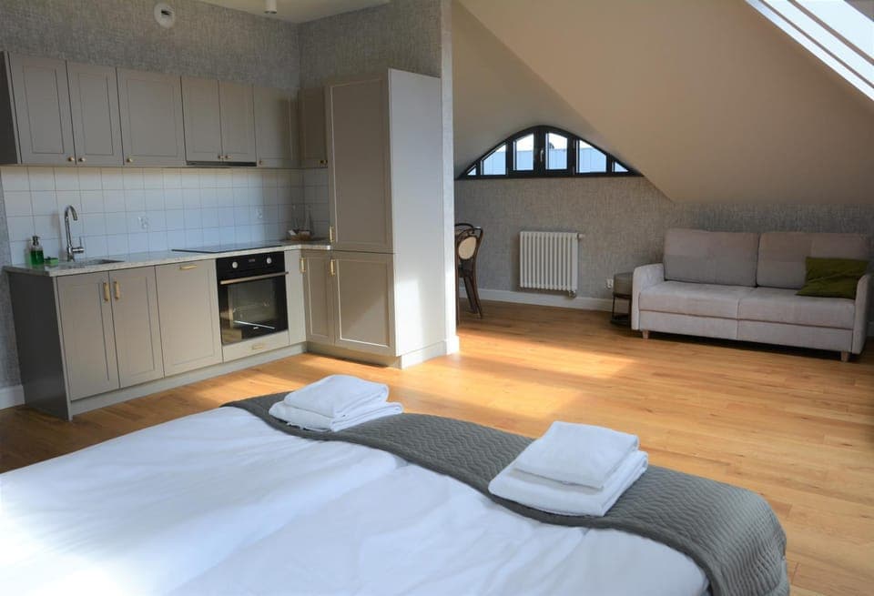 Bed, Kitchen or kitchenette, Living room, Photo of the whole room, Seating area, Bedroom, pet friendly, stove, towels