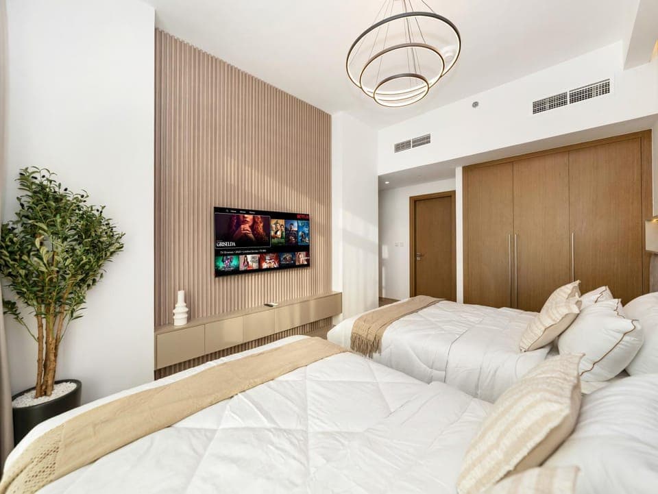 Bed, TV and multimedia, Photo of the whole room, Bedroom, towels, wardrobe, air conditioner