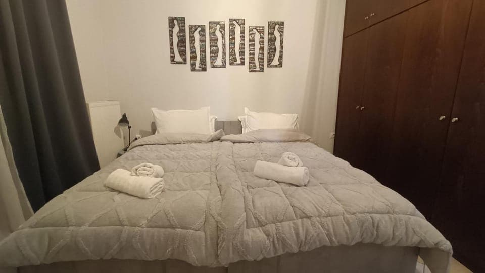 Bed, Bedroom, towels, wardrobe