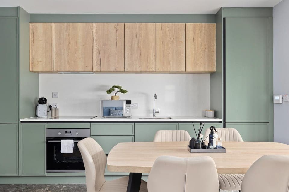 Communal lounge/ TV room, Coffee/tea facilities, Kitchen or kitchenette, Living room, Seating area, Dining area, Communal kitchen, Breakfast, Lunch, Dinner, microwave, oven, storage, stove