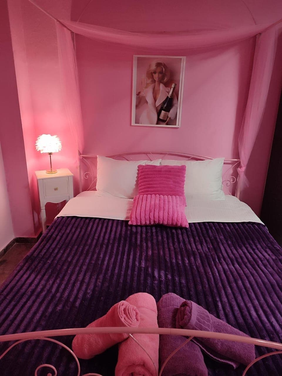 Bed, Bedroom, towels