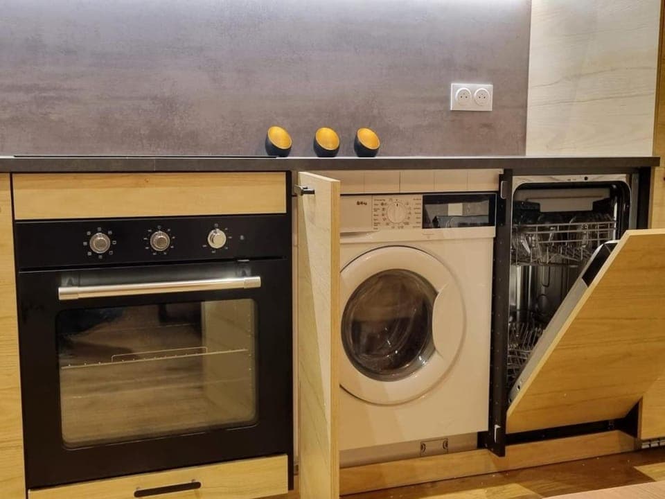 Kitchen or kitchenette, Communal kitchen, dishwasher, oven, washing machine, dryer, kitchen