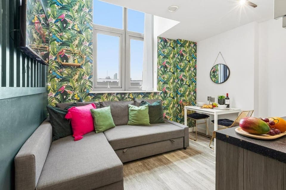 Kitchen or kitchenette, Seating area, Dining area