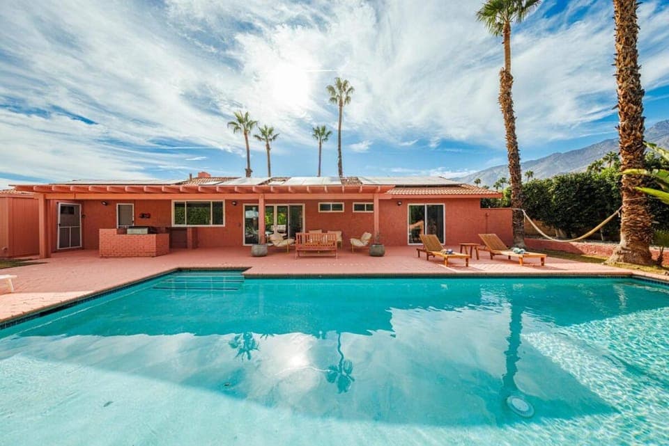 The Pink House - Palm Springs Gem with Private Pool & BBQ Villa in Palm Springs