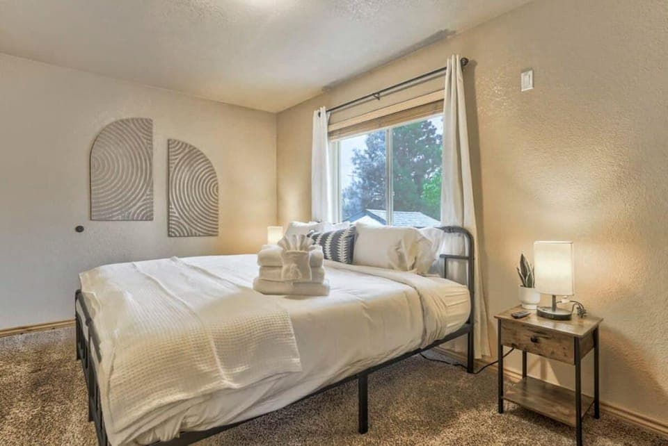 2BR Cottage with outdoor seating near Hiking & DT House in Old Colorado City