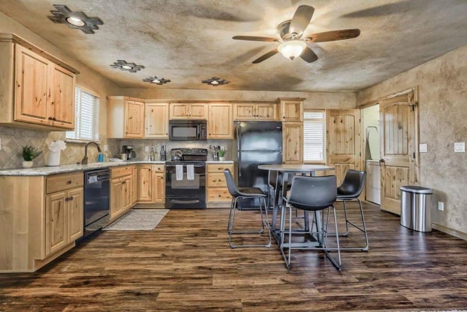 2BR Cottage with outdoor seating near Hiking & DT House in Old Colorado City